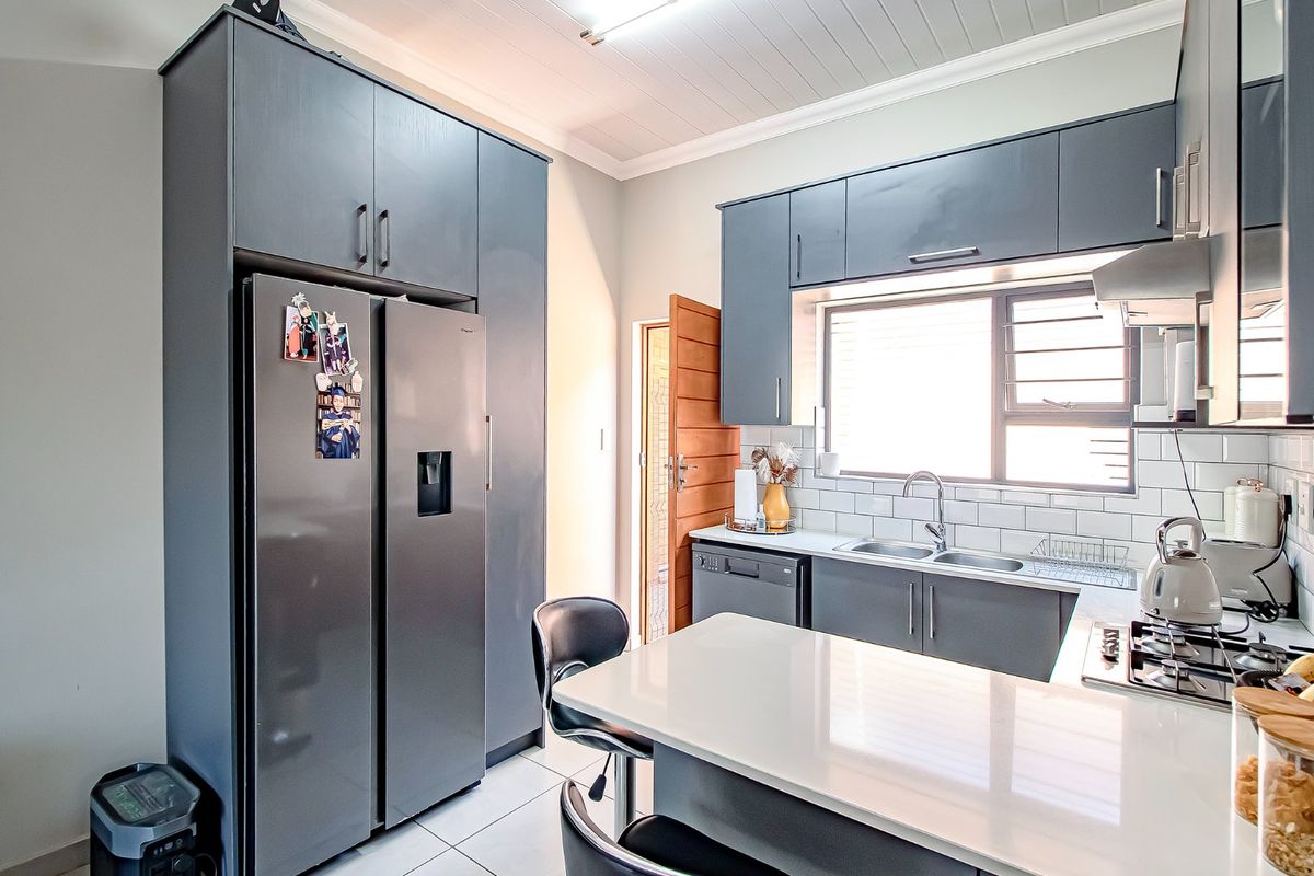 Contemporary Townhouse Living with Style and Ease - Photo 5