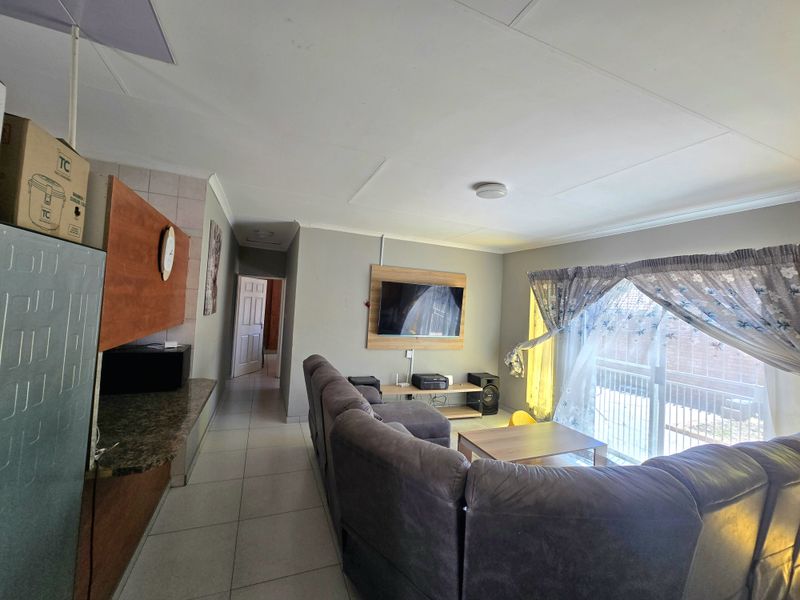 Modern 3-Bedroom Townhouse in Secure Complex - Photo 5