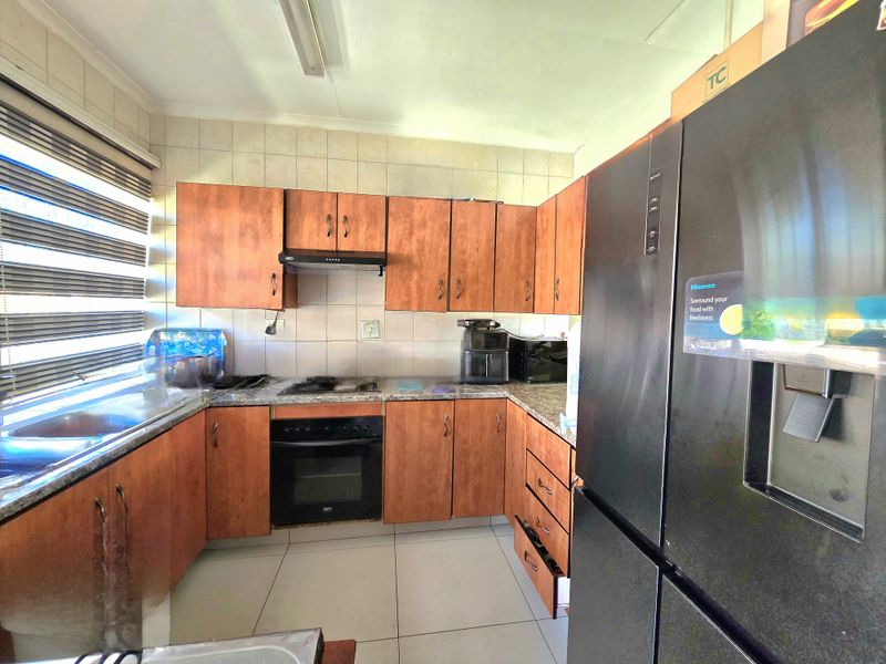 Modern 3-Bedroom Townhouse in Secure Complex - Photo 3