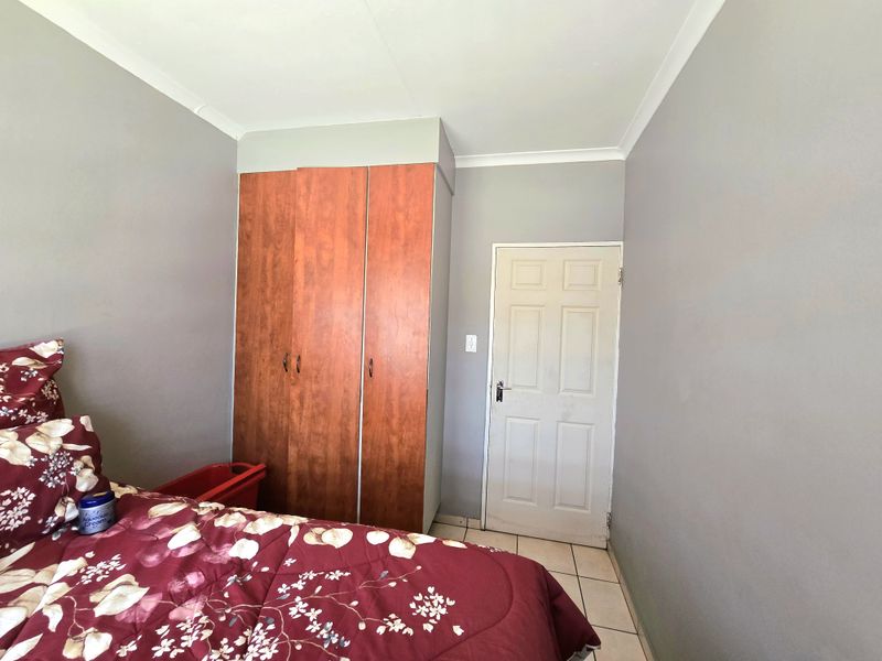 Modern 3-Bedroom Townhouse in Secure Complex - Photo 8