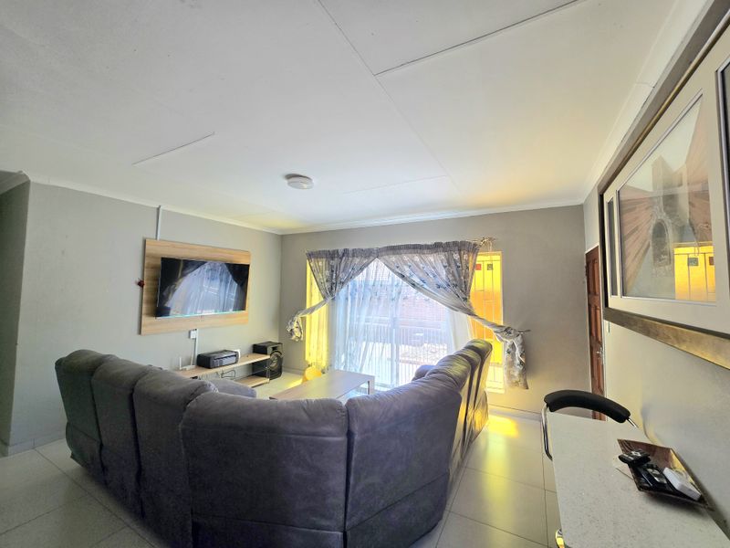 Modern 3-Bedroom Townhouse in Secure Complex - Photo 4