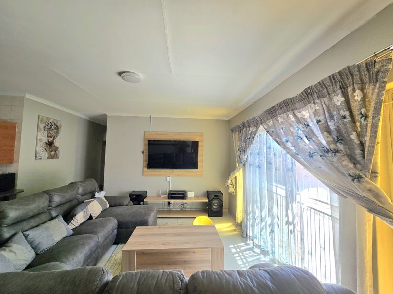Modern 3-Bedroom Townhouse in Secure Complex - Photo 2