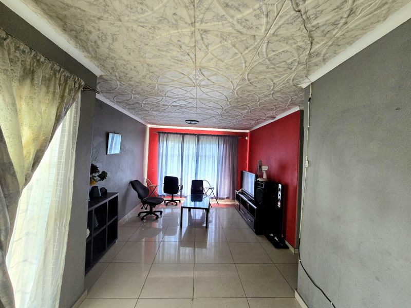Spacious 3-Bedroom Family Home with a Big Yard - Photo 3