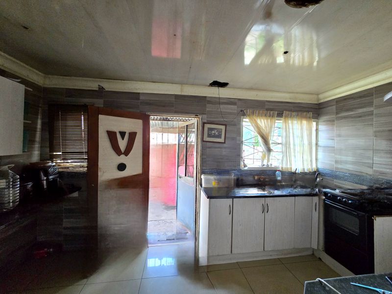Spacious 3-Bedroom Family Home with a Big Yard - Photo 4