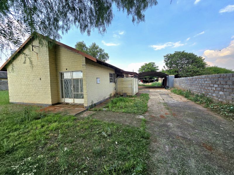 Spacious 3-Bedroom Family Home with a Big Yard - Photo 9