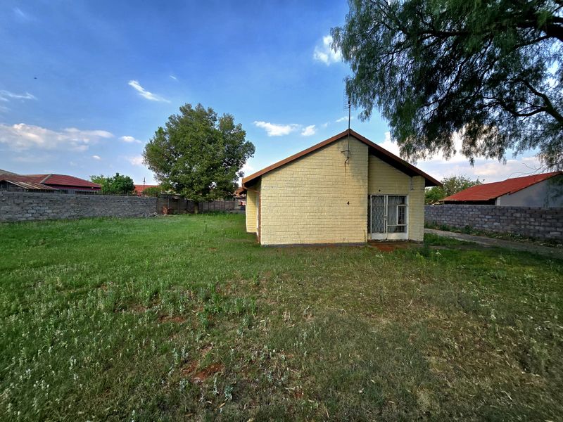 Spacious 3-Bedroom Family Home with a Big Yard - Photo 8