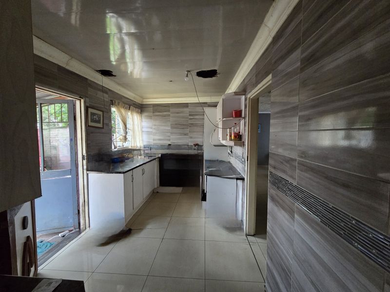 Spacious 3-Bedroom Family Home with a Big Yard - Photo 2