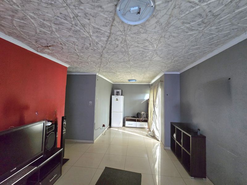Spacious 3-Bedroom Family Home with a Big Yard - Photo 5