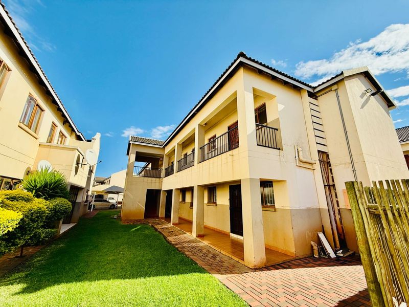 Neat 2 Bedroom Apartment with Balcony. - Photo 1
