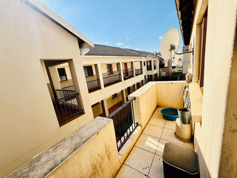 Neat 2 Bedroom Apartment with Balcony. - Photo 8