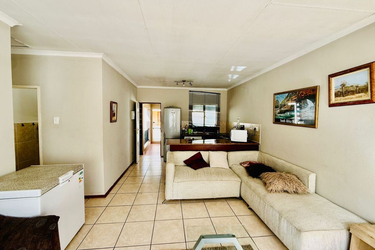 Neat 2 Bedroom Apartment with Balcony. - Photo 4
