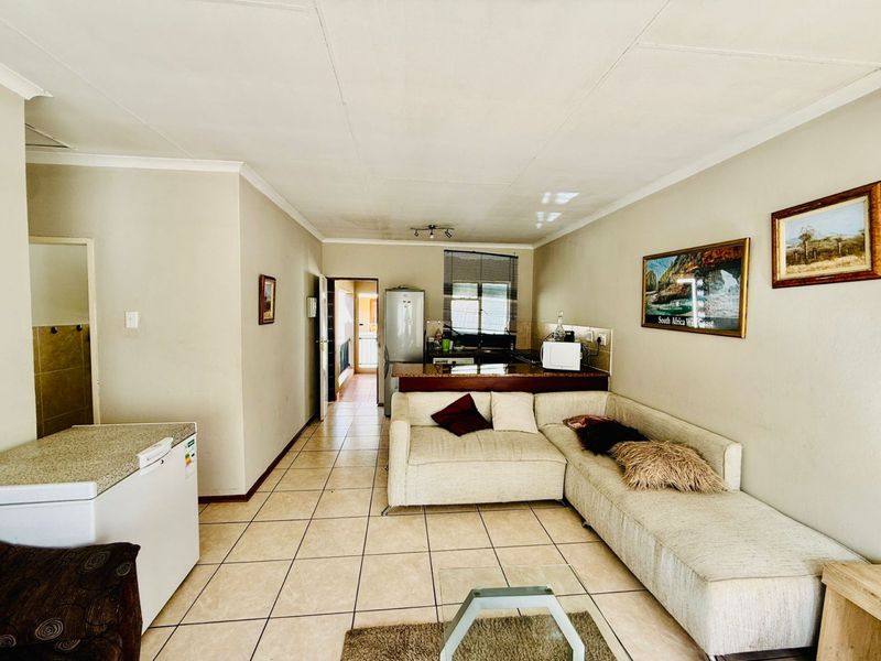 Neat 2 Bedroom Apartment with Balcony. - Photo 4