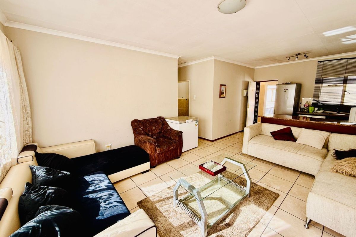 Neat 2 Bedroom Apartment with Balcony. - Photo 5