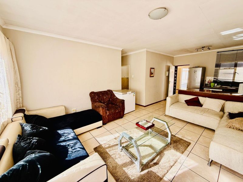 Neat 2 Bedroom Apartment with Balcony. - Photo 5
