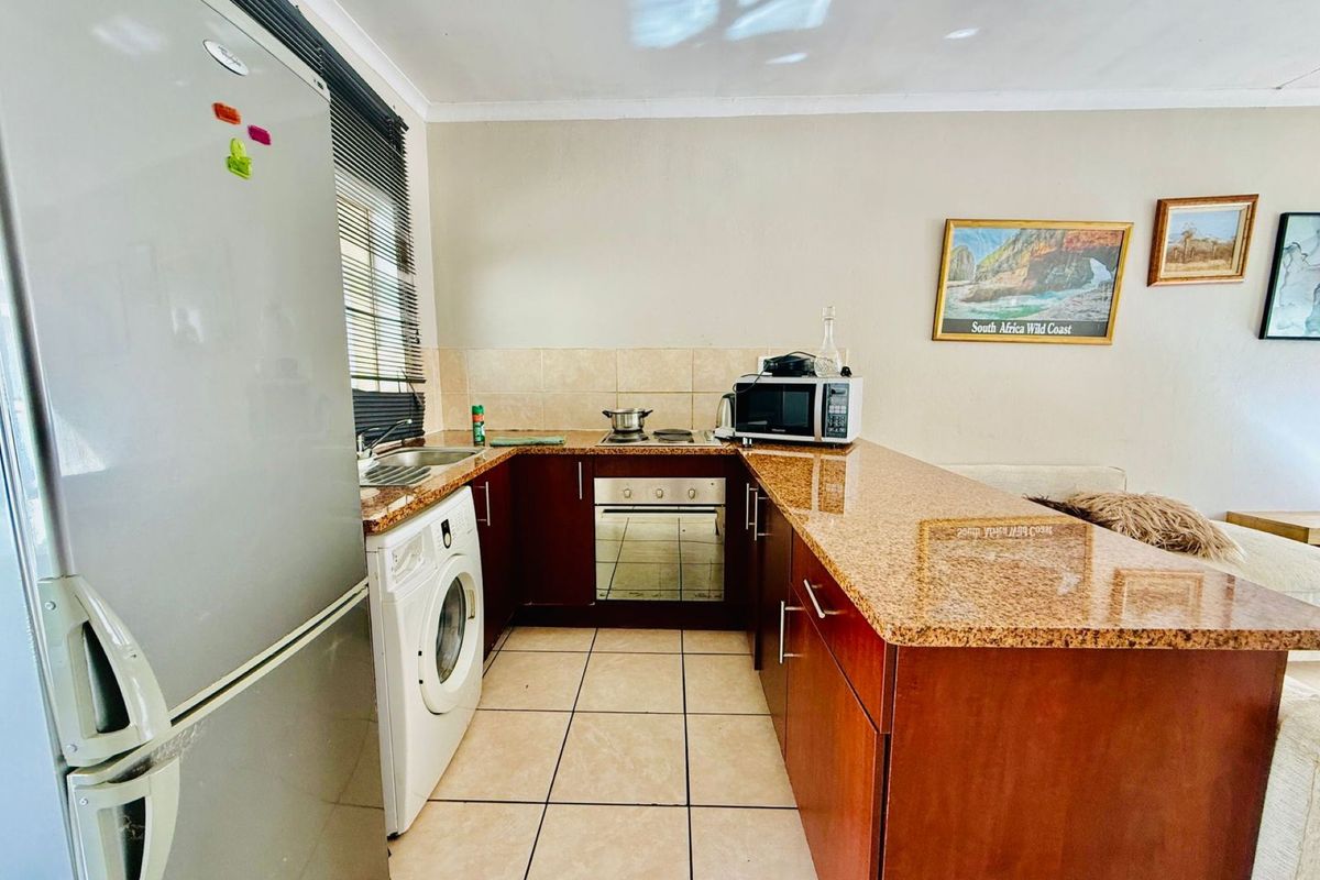 Neat 2 Bedroom Apartment with Balcony. - Photo 3