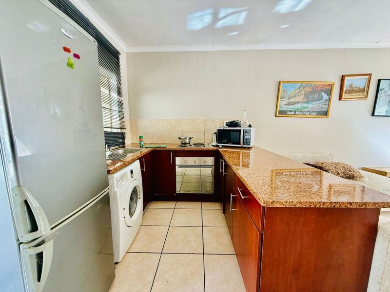 Neat 2 Bedroom Apartment with Balcony. - Photo 3