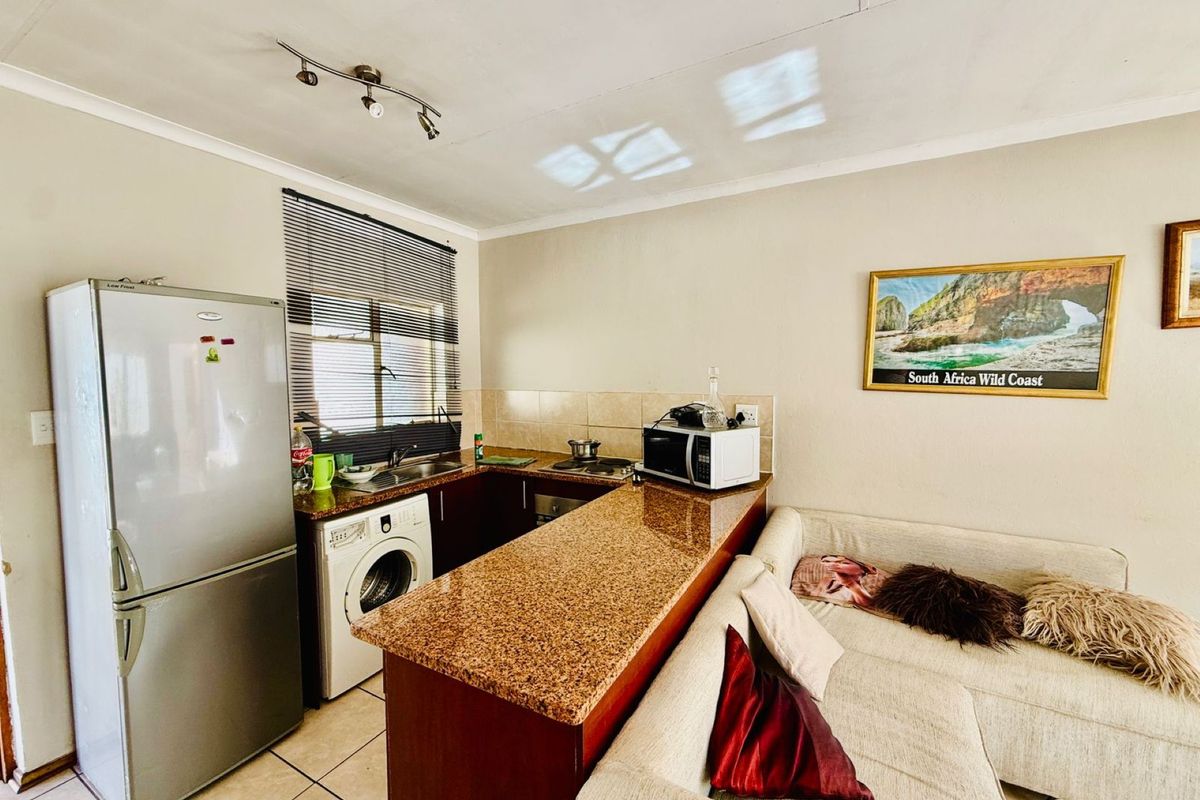 Neat 2 Bedroom Apartment with Balcony. - Photo 2
