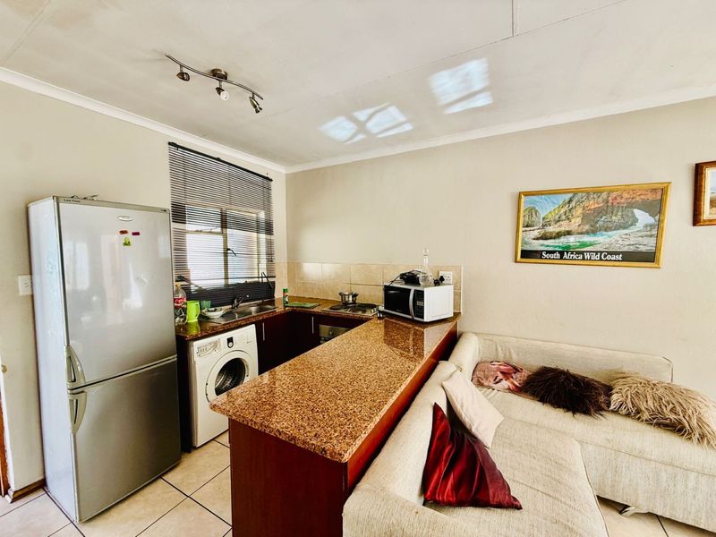 Neat 2 Bedroom Apartment with Balcony. - Photo 2