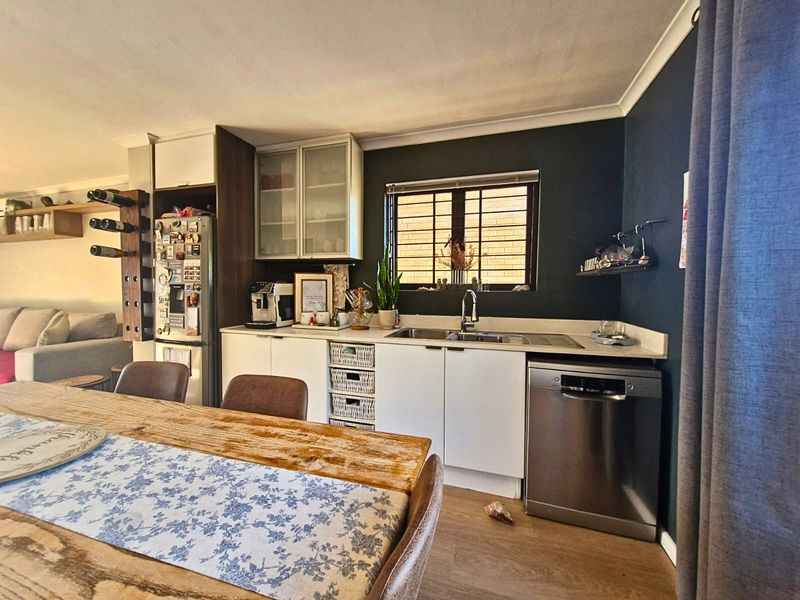 Modern 3-Bedroom Family Home in Langeberg Heights - Photo 3