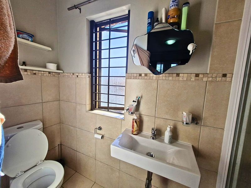 Modern 3-Bedroom Family Home in Langeberg Heights - Photo 10