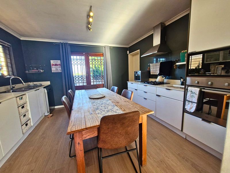 Modern 3-Bedroom Family Home in Langeberg Heights - Photo 2