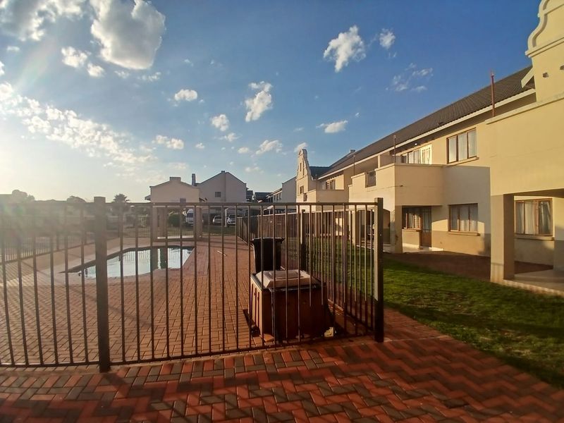 Modern Living in a Beautiful Golf Estate - Photo 2