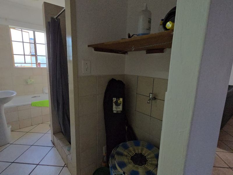 Charming 2-Bedroom Simplex in Secure Annlin Complex - Photo 9