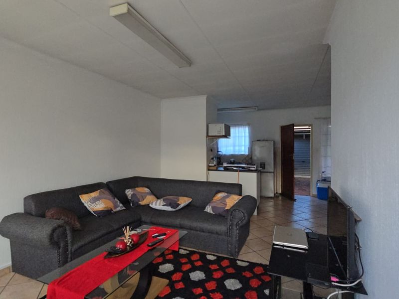 Charming 2-Bedroom Simplex in Secure Annlin Complex - Photo 7