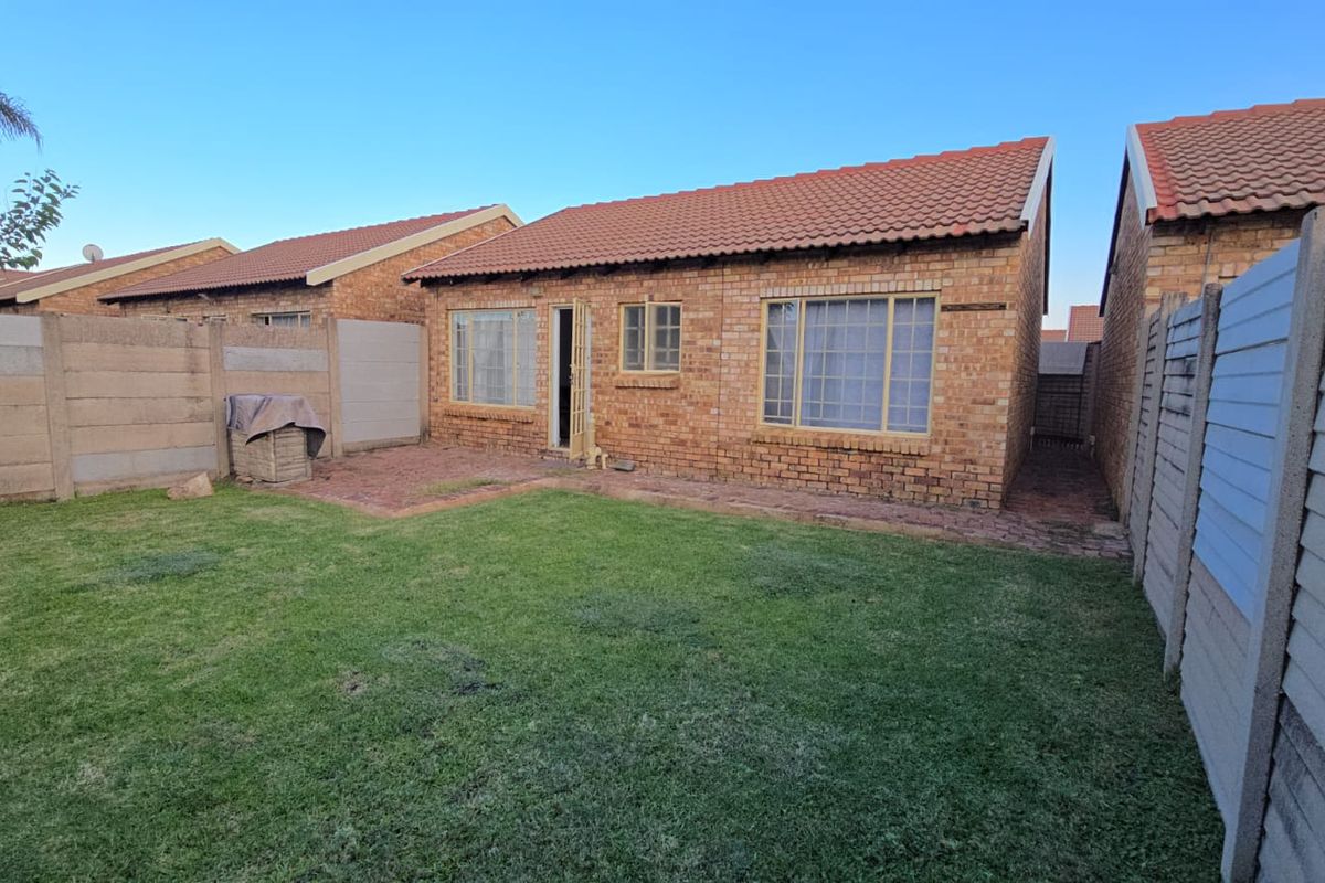 Charming 2-Bedroom Simplex in Secure Annlin Complex - Photo 2