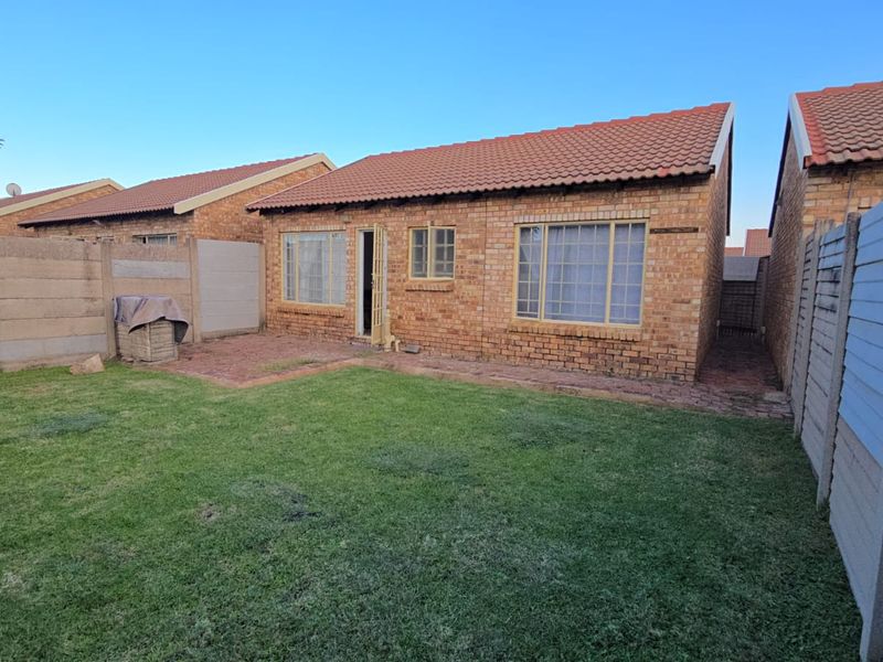 Charming 2-Bedroom Simplex in Secure Annlin Complex - Photo 2