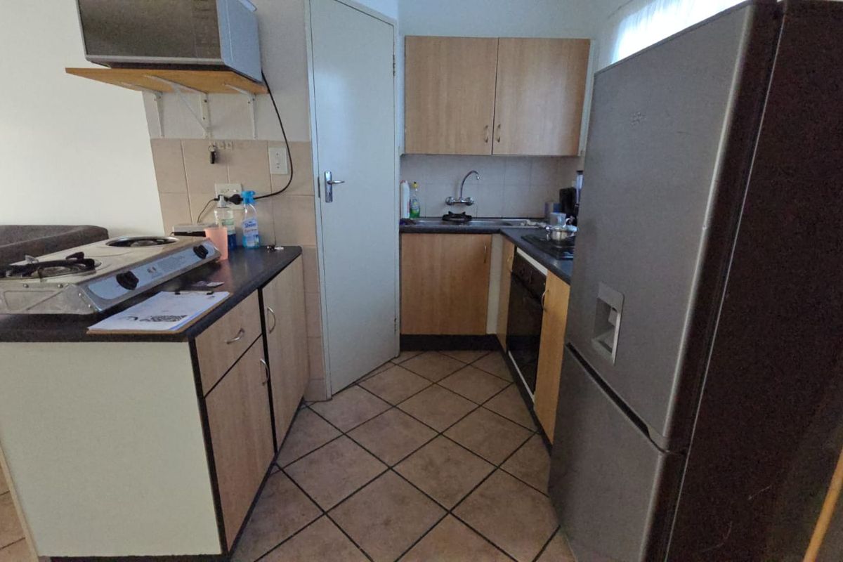 Charming 2-Bedroom Simplex in Secure Annlin Complex - Photo 5