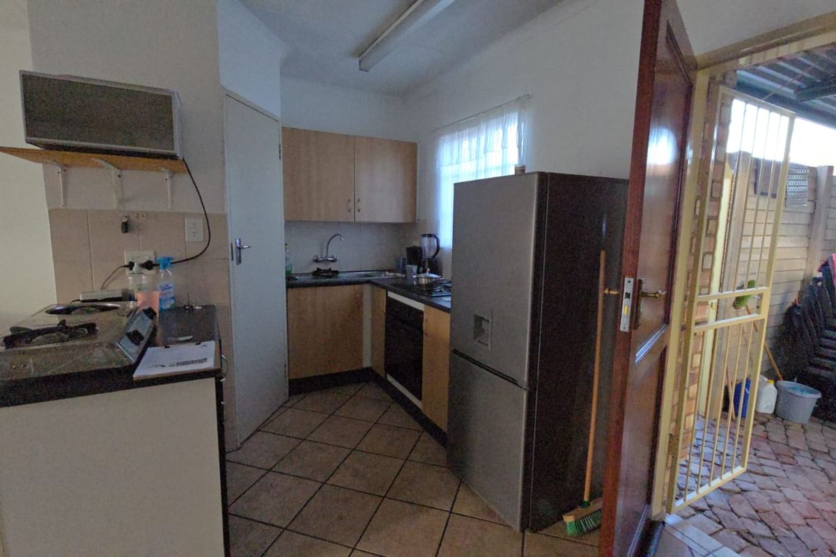 Charming 2-Bedroom Simplex in Secure Annlin Complex - Photo 3