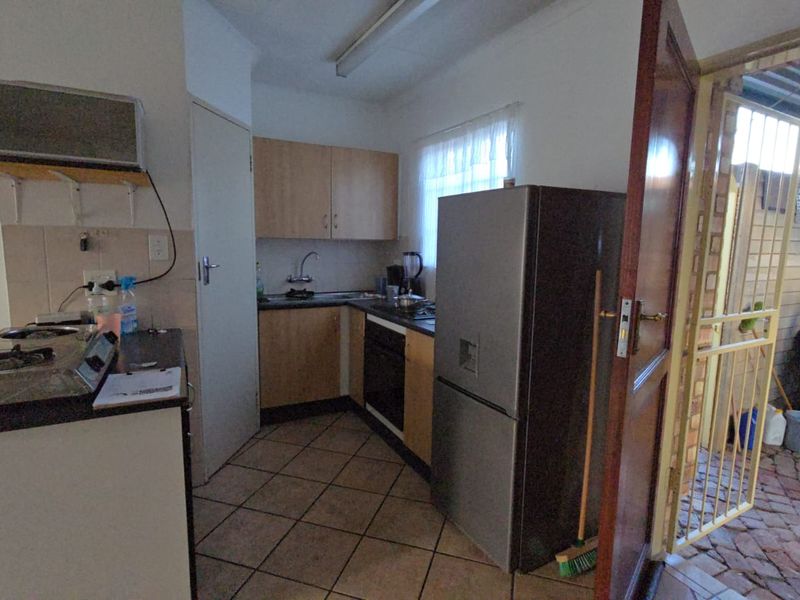 Charming 2-Bedroom Simplex in Secure Annlin Complex - Photo 3