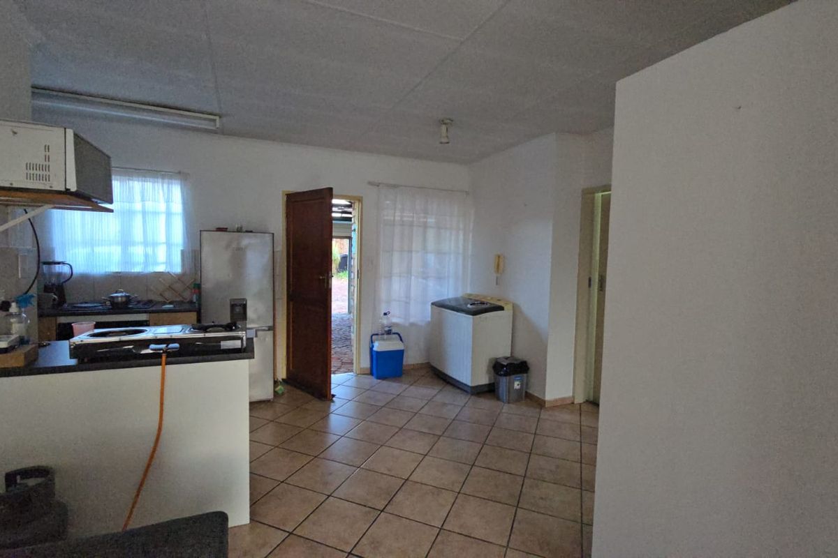 Charming 2-Bedroom Simplex in Secure Annlin Complex - Photo 4