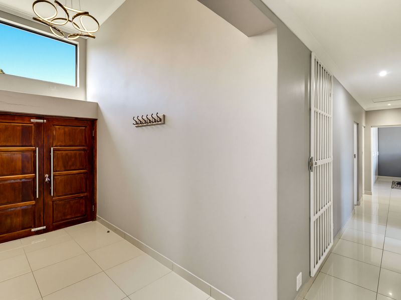 Modern family living with an additional flat and entertainment room! - Photo 5