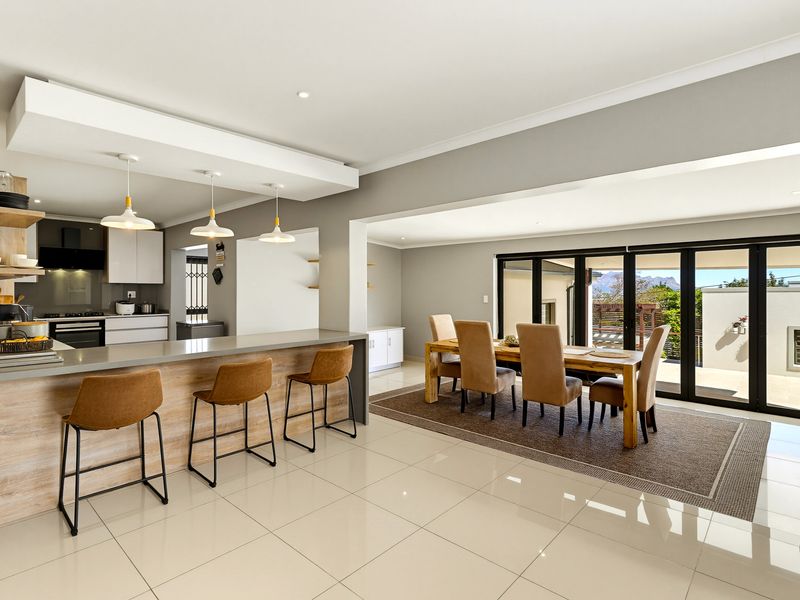 Modern family living with an additional flat and entertainment room! - Photo 10