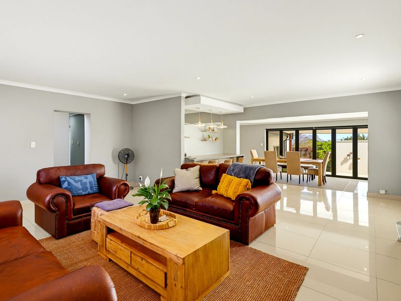 Modern family living with an additional flat and entertainment room! - Photo 9