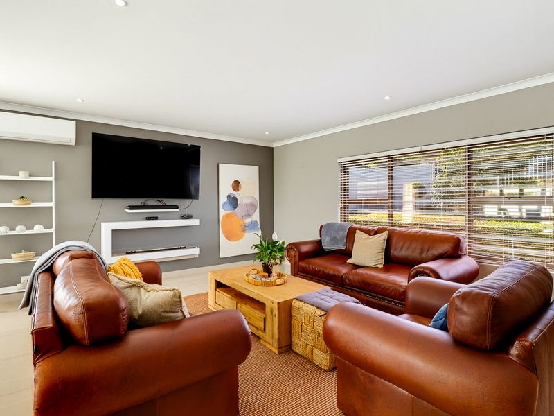 Modern family living with an additional flat and entertainment room! - Photo 8