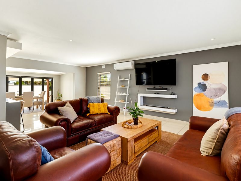 Modern family living with an additional flat and entertainment room! - Photo 7