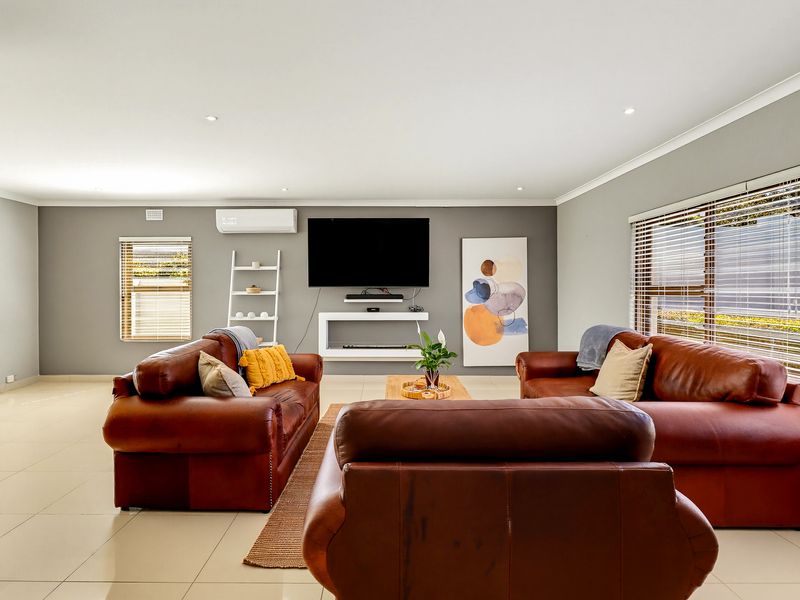 Modern family living with an additional flat and entertainment room! - Photo 6