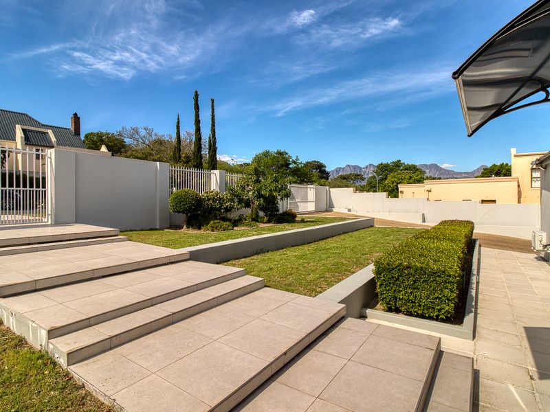 Modern family living with an additional flat and entertainment room! - Photo 4