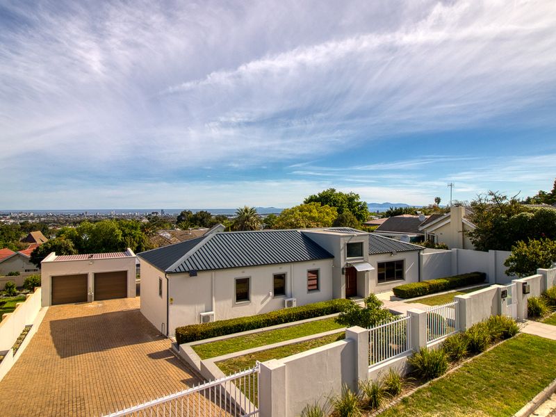 Modern family living with an additional flat and entertainment room! - Photo 2