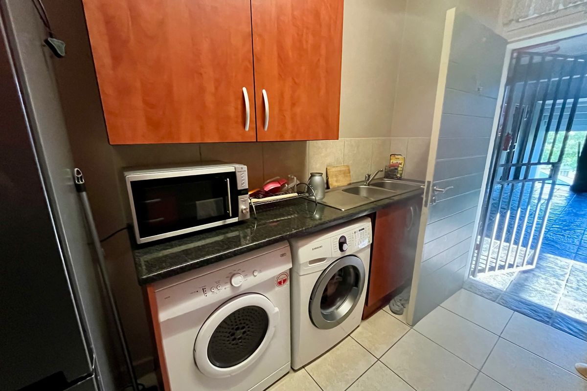 2 Bedroom Apartment to Let in Sonheuwel - Photo 5