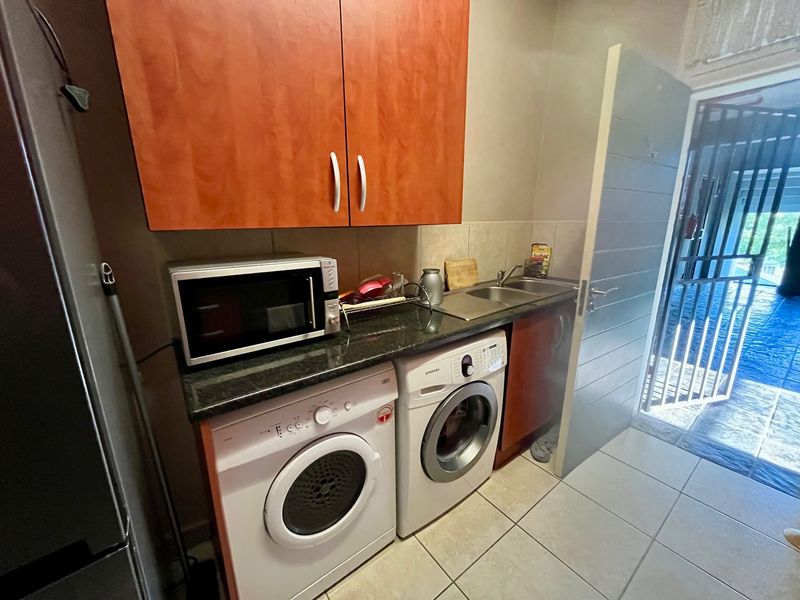 2 Bedroom Apartment to Let in Sonheuwel - Photo 5