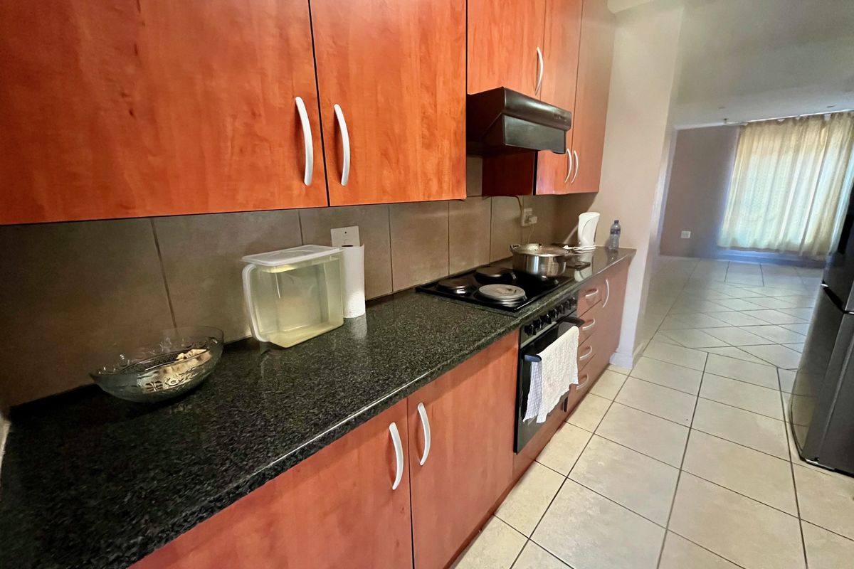 2 Bedroom Apartment to Let in Sonheuwel - Photo 4