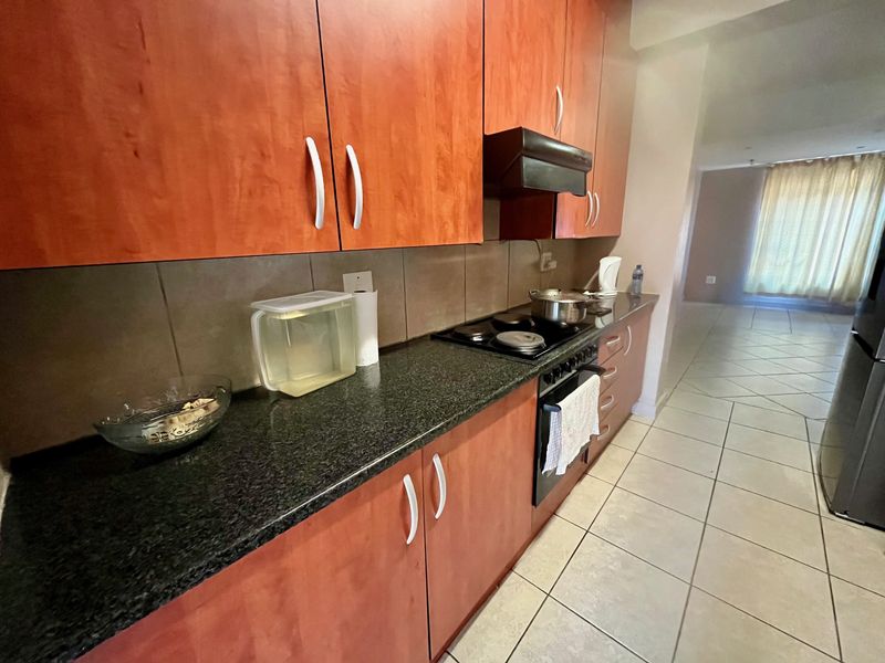 2 Bedroom Apartment to Let in Sonheuwel - Photo 4