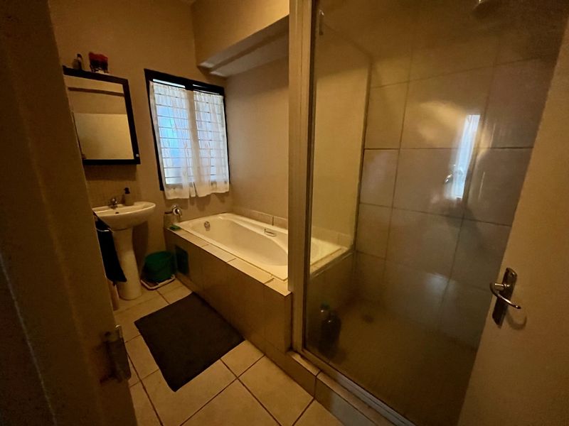 2 Bedroom Apartment to Let in Sonheuwel - Photo 10