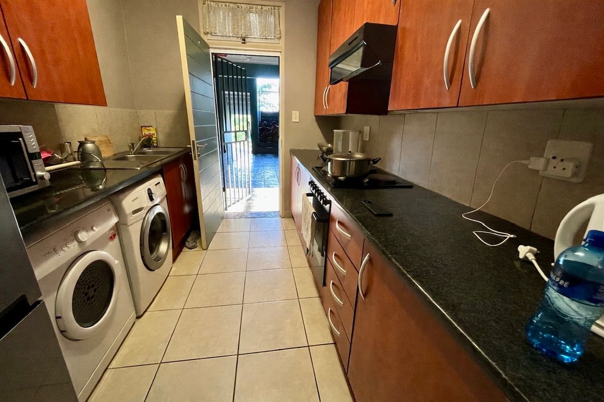 2 Bedroom Apartment to Let in Sonheuwel - Photo 3