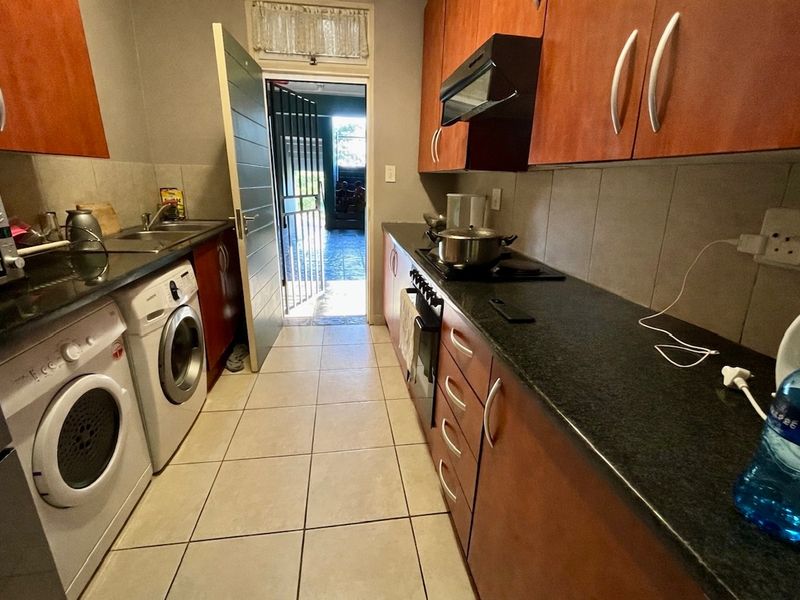 2 Bedroom Apartment to Let in Sonheuwel - Photo 3