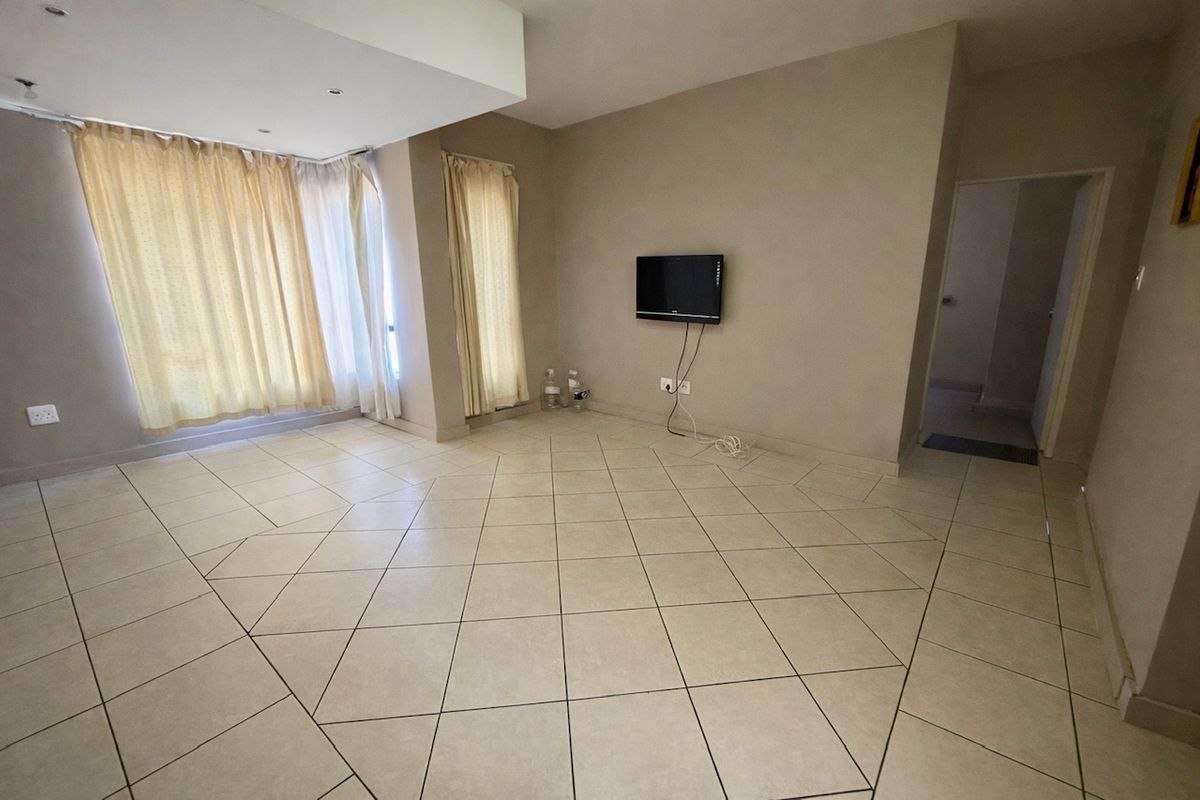 2 Bedroom Apartment to Let in Sonheuwel - Photo 2